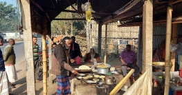 ফোঁটা ফোঁটা তেলে ভাজা হচ্ছে পরোটা  