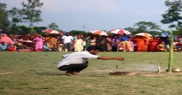 ঠাকুরগাঁওয়ে ঐতিহ্যবাহী সাপ খেলা দেখতে দর্শনার্থীদের ভিড়